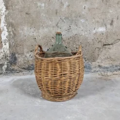 Dame-jeanne dans son panier en osier