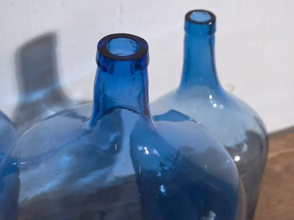 3 dame-Jeanne en verre bleu, vers 1920