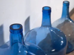 3 dame-Jeanne en verre bleu, vers 1920