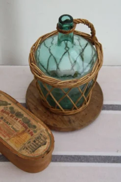Dame-jeanne en verre et osier