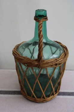 Dame-jeanne en verre et osier