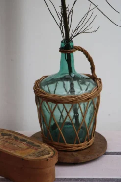 Dame-jeanne en verre et osier