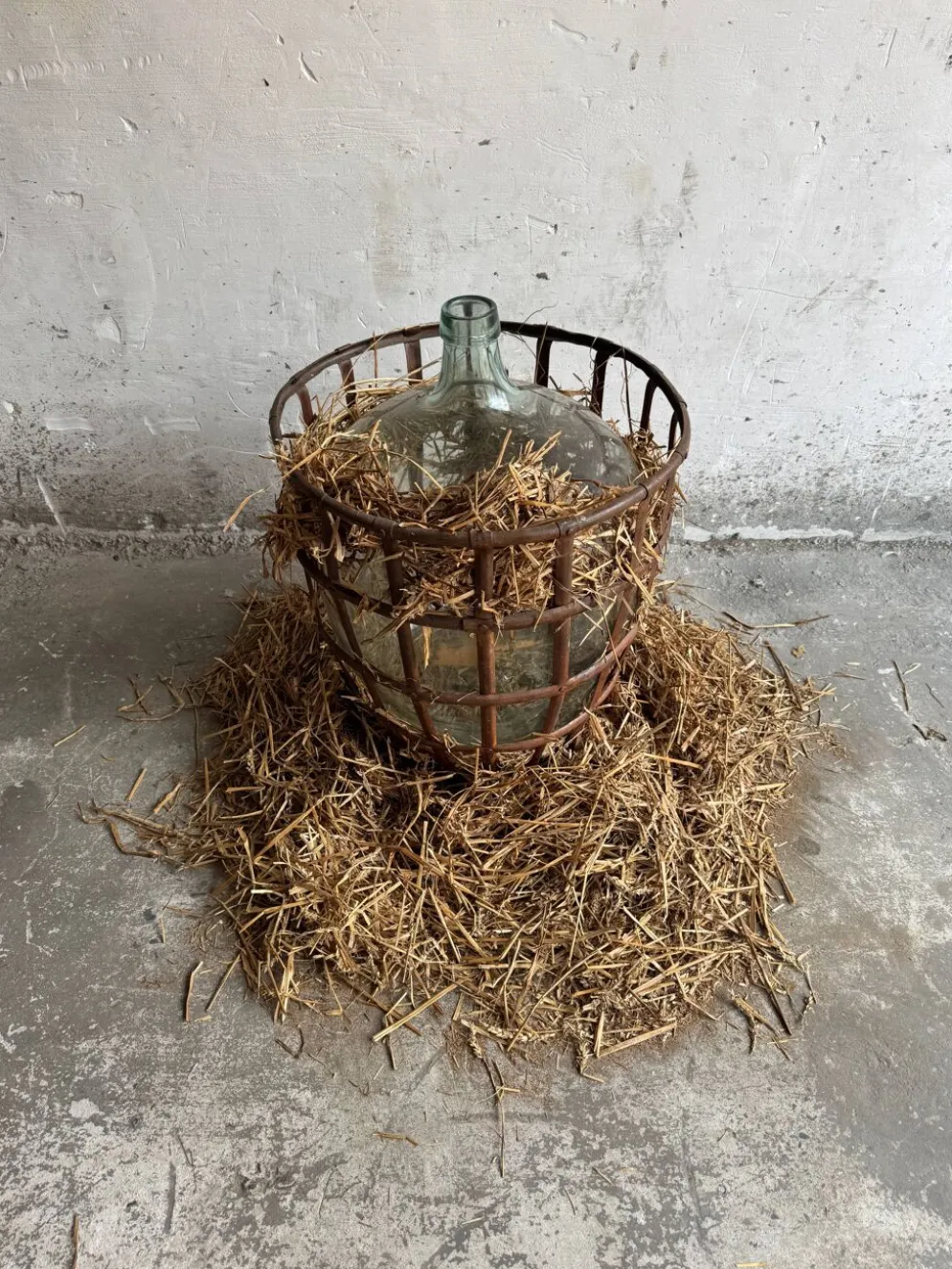 Dame-jeanne en verre vert dans un panier en métal rouillé — ensemble de 4 bouteilles décoratives antiques