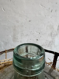 Dame-jeanne en verre vert dans un panier en métal rouillé — ensemble de 4 bouteilles décoratives antiques