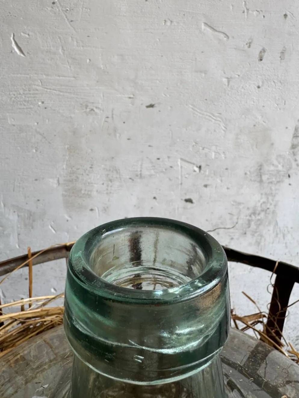 Dame-jeanne en verre vert dans un panier en métal rouillé — ensemble de 4 bouteilles décoratives antiques