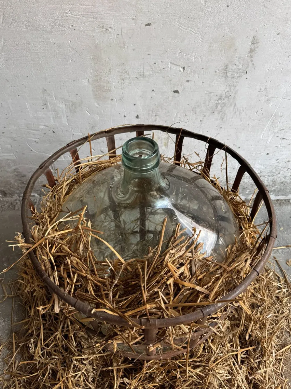 Dame-jeanne en verre vert dans un panier en métal rouillé — ensemble de 4 bouteilles décoratives antiques