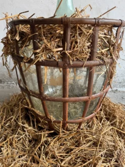 Dame-jeanne en verre vert dans un panier en métal rouillé — ensemble de 4 bouteilles décoratives antiques