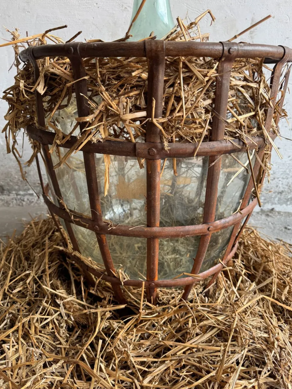 Dame-jeanne en verre vert dans un panier en métal rouillé — ensemble de 4 bouteilles décoratives antiques
