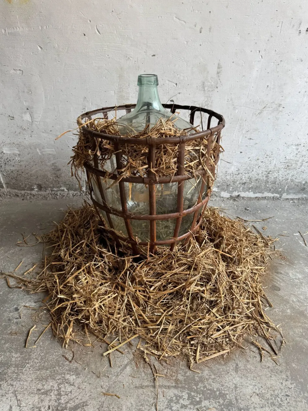 Dame-jeanne en verre vert dans un panier en métal rouillé — ensemble de 4 bouteilles décoratives antiques