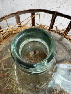 Dame-jeanne en verre vert dans un panier en métal rouillé — ensemble de 4 bouteilles décoratives antiques