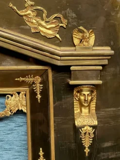 Décoration de cheminée de style Empire.