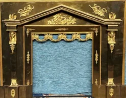 Décoration de cheminée de style Empire.