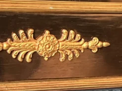 Décoration de cheminée de style Empire.