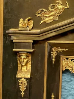Décoration de cheminée de style Empire.