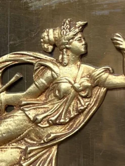 Décoration de cheminée de style Empire.