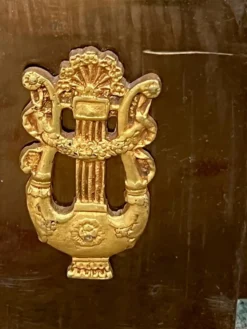 Décoration de cheminée de style Empire.
