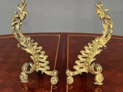 Décoration de cheminée en bronze massif doré de style rococo.