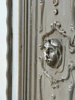 Décoration murale en bois sculpté