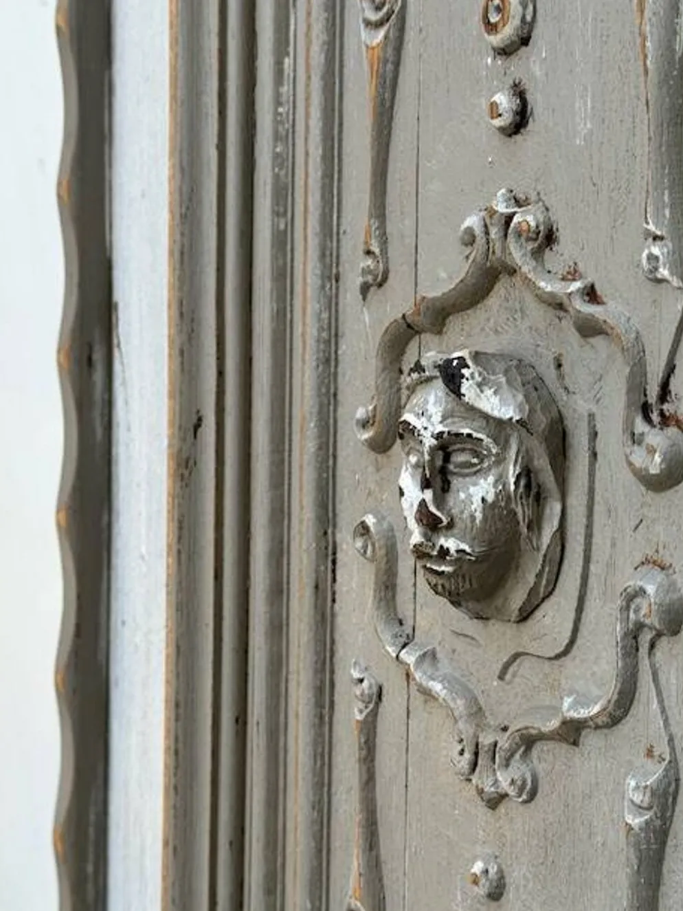 Décoration murale en bois sculpté