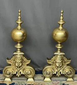 Décorations de cheminée de style Renaissance. Bronze massif.