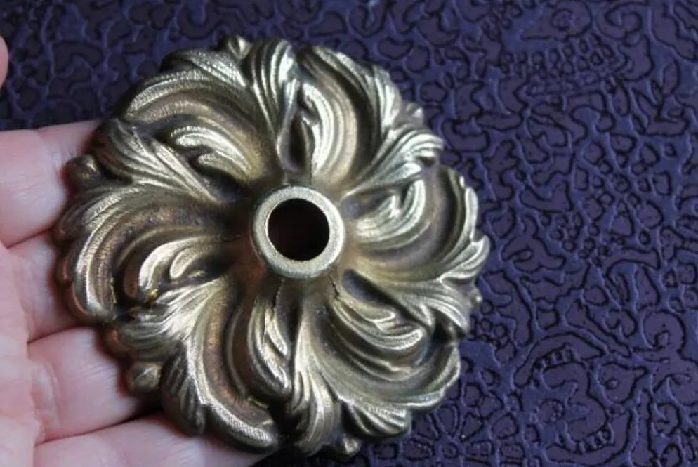 1 décor, cache en bronze