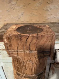 Demi colonne indienne en bois