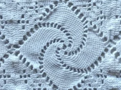Dessus de lit en coton blanc , Ancien jeté de lit en crochet