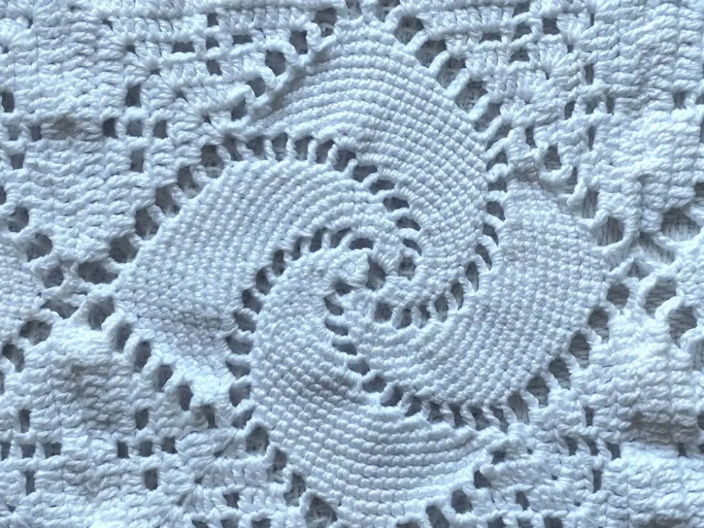 Dessus de lit en coton blanc , Ancien jeté de lit en crochet