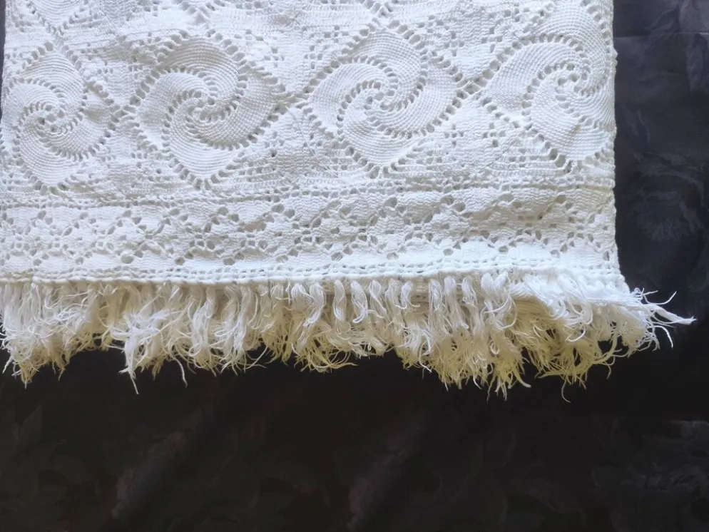 Dessus de lit en coton blanc , Ancien jeté de lit en crochet