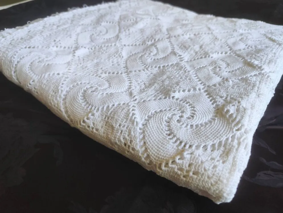 Dessus de lit en coton blanc , Ancien jeté de lit en crochet
