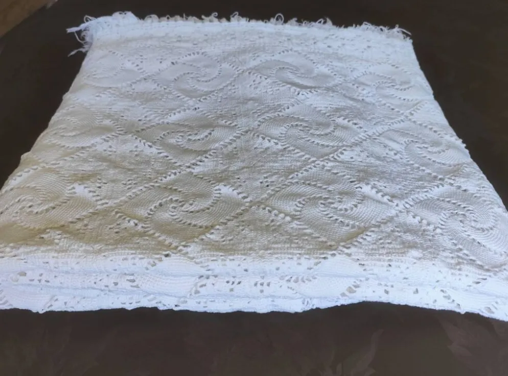 Dessus de lit en coton blanc , Ancien jeté de lit en crochet