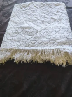 Dessus de lit en coton blanc , Ancien jeté de lit en crochet