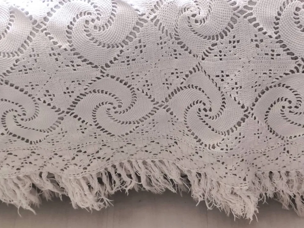 Dessus de lit en coton blanc , Ancien jeté de lit en crochet