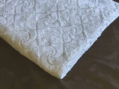 Dessus de lit en coton blanc , Ancien jeté de lit en crochet