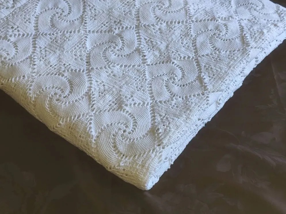 Dessus de lit en coton blanc , Ancien jeté de lit en crochet