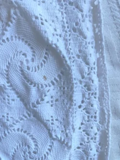 Dessus de lit en coton blanc , Ancien jeté de lit en crochet