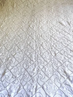Dessus de lit en coton blanc , Ancien jeté de lit en crochet
