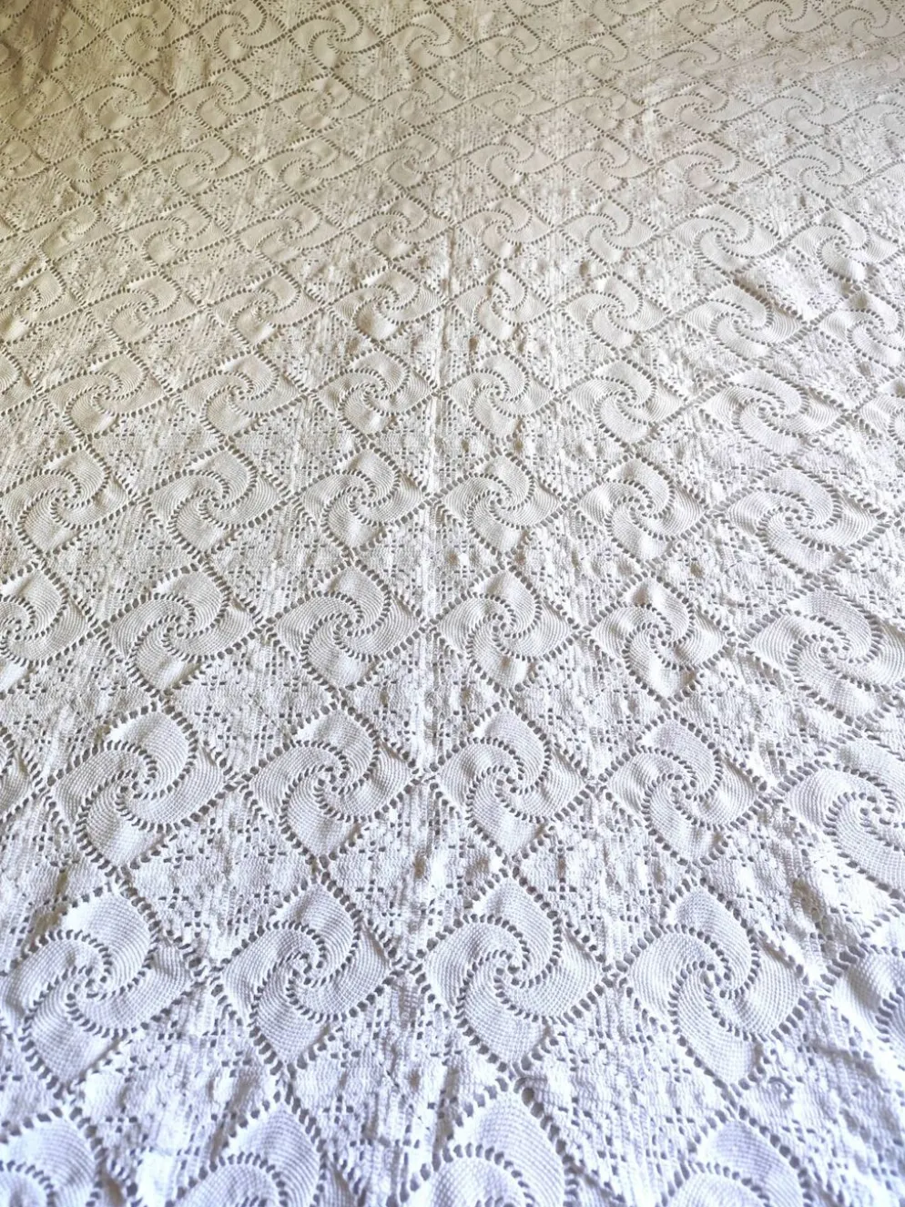 Dessus de lit en coton blanc , Ancien jeté de lit en crochet