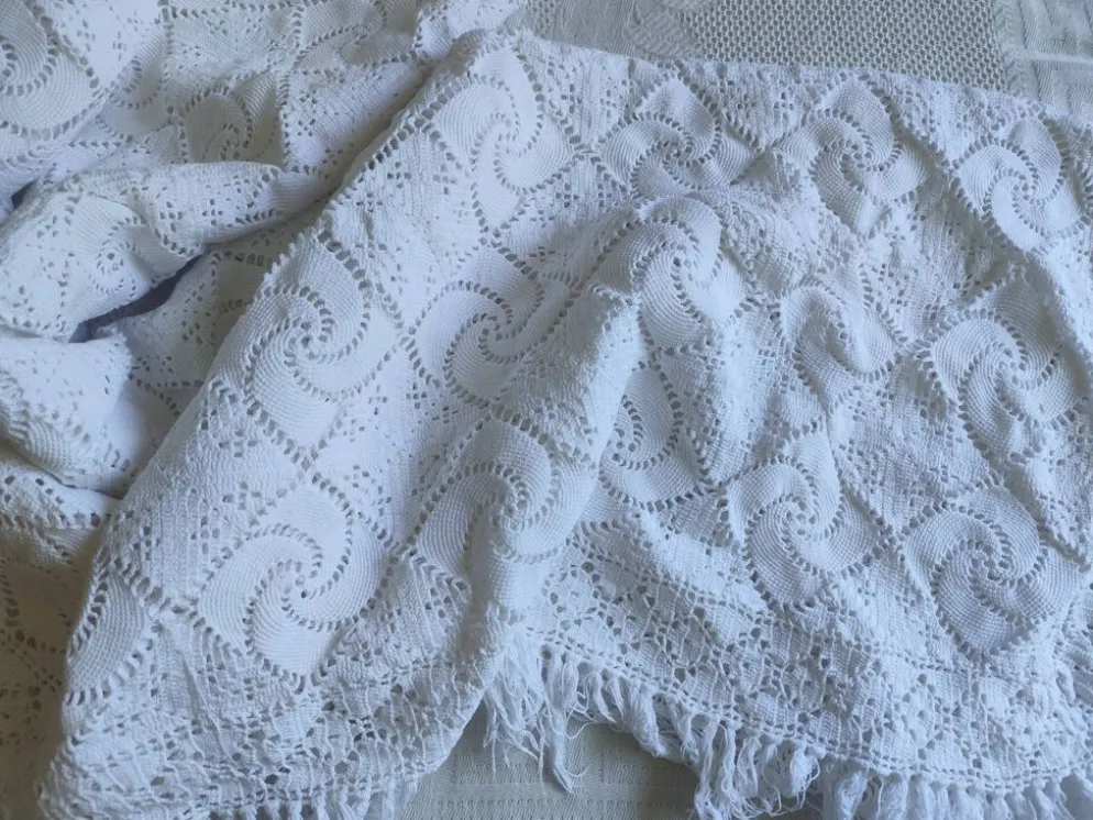 Dessus de lit en coton blanc , Ancien jeté de lit en crochet