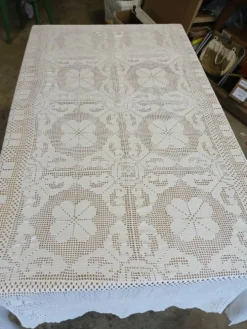 Dessus de lit / nappe / rideau ancien en crochet
