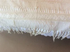 Dessus lit ancien en crochet et broderies.