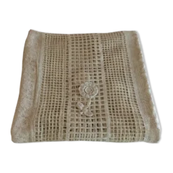 Dessus lit ancien en crochet et broderies.