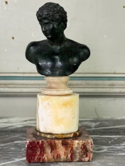 Deux bustes en bronze dans le goût de l’antique, XVIIIème siècle