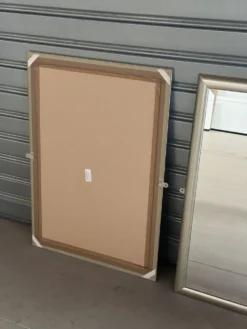 Deux Miroirs biseautés avec encadrement en finition effet or blanc vieilli