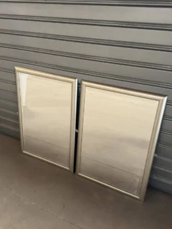 Deux Miroirs biseautés avec encadrement en finition effet or blanc vieilli