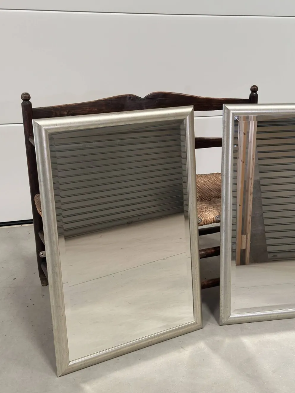 Deux Miroirs biseautés avec encadrement en finition effet or blanc vieilli