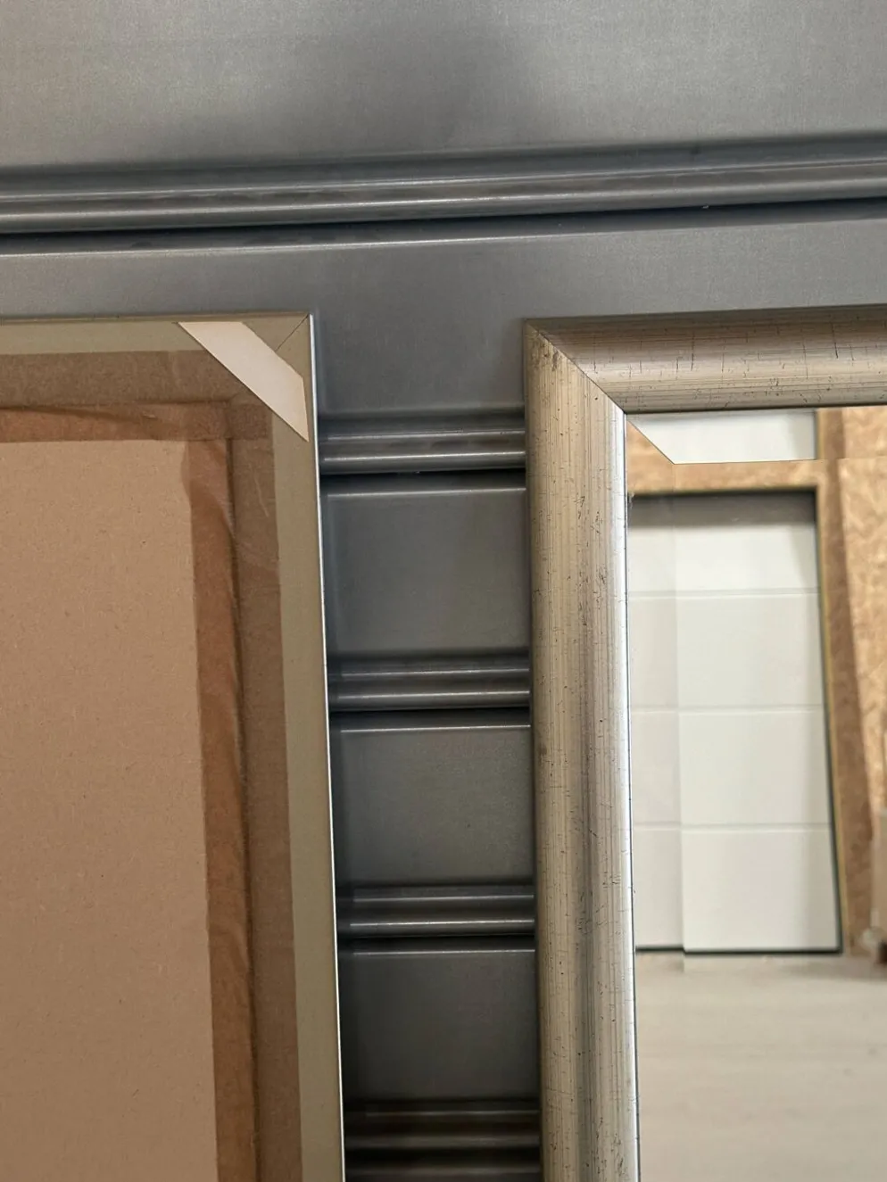 Deux Miroirs biseautés avec encadrement en finition effet or blanc vieilli