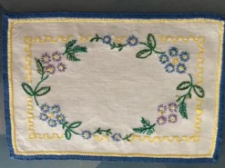 Deux napperons brodé main 30x20cm