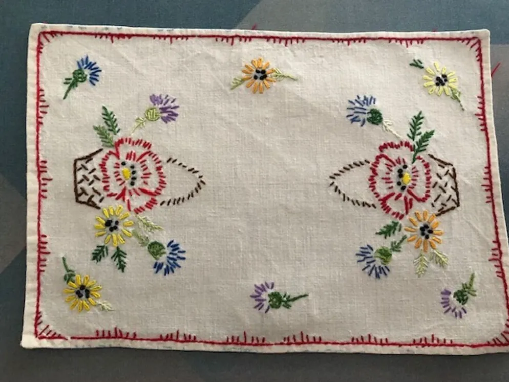 Deux napperons brodé main 30x20cm
