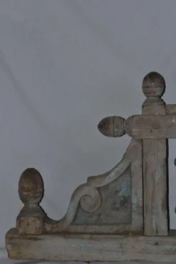 Deux parties de rambardes, genre de corbeaux du XIXème. siècle en bois sculpté